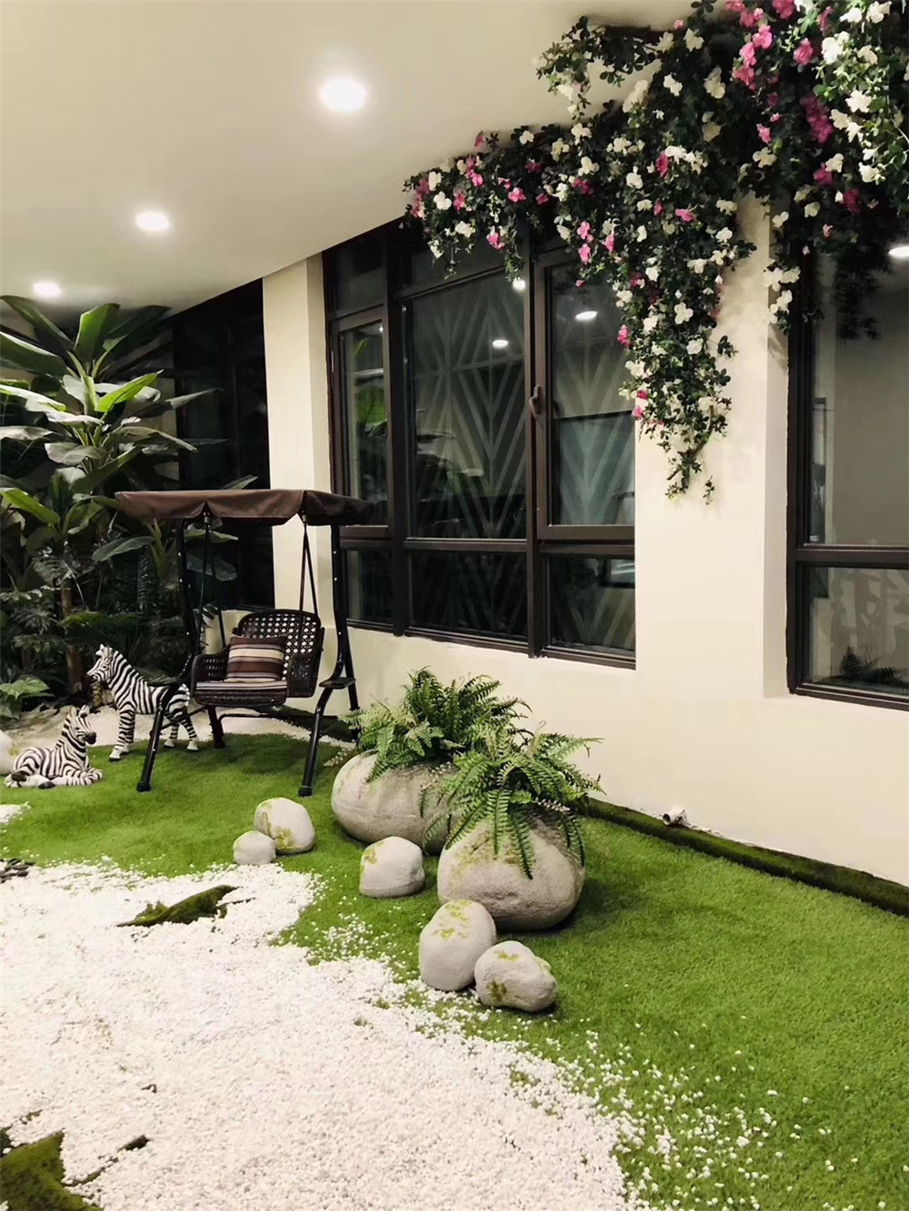 室内地面仿真植物草坪案例，中海地产售楼部景观装饰 (2)