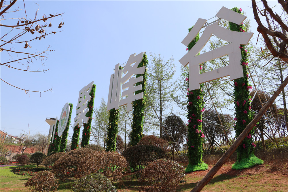 成都室外仿真绿植广告架装饰，龙泉山聚峰谷 (1)