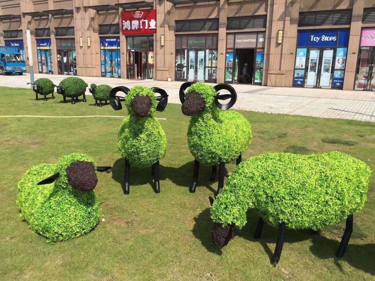 成都户外卡通造型稻草雕塑绿化