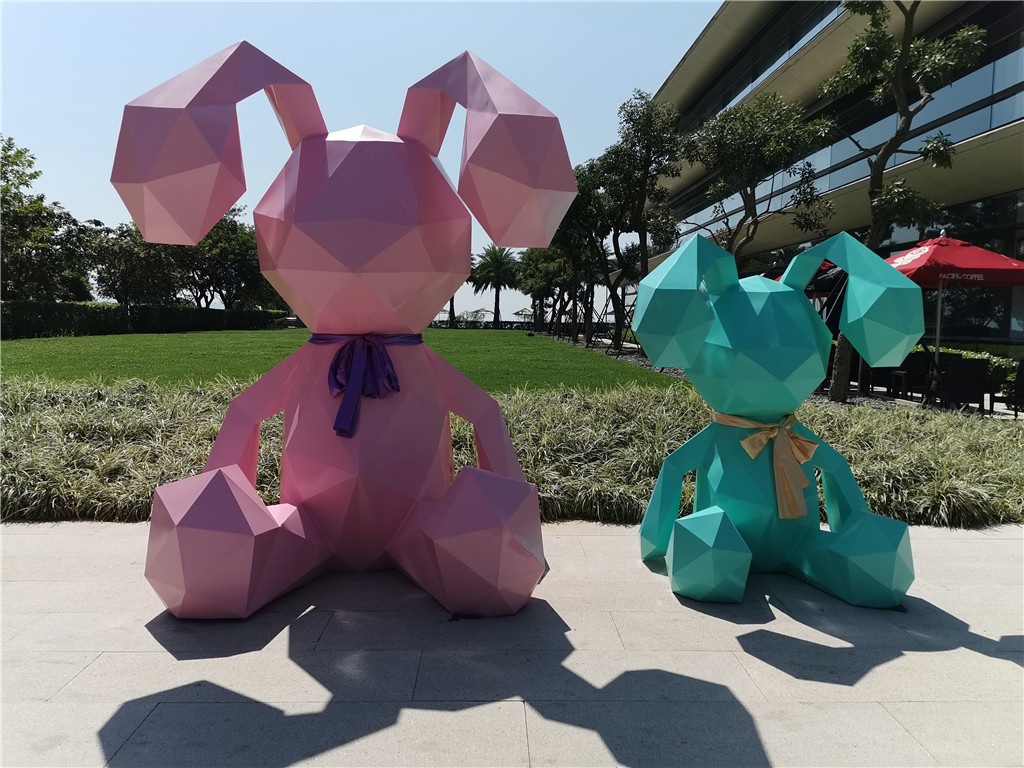 成都玻璃钢雕塑案例，惠州华润小径湾兔子 (1)